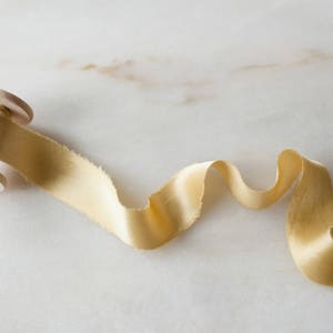 Fita de seda amarela com padrão de botão de ouro, 2,5 cm de largura | feita à mão e tingida à mão para flores de casamento, convites, varinhas, colares, guirlandas e decoração flat lay