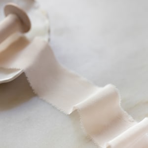Fita de seda Pale Blush, 2" de largura | fita feita à mão + tingida à mão para flores, artesanato, varinhas, grinaldas, casamentos, cintos + estilo flat lay