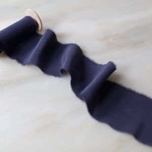 Marineblauw zijden lint | Spoel van 3 yard | 2" breed | handgemaakt en met de hand geverfd, voor bruiloften, uitnodigingen, knutselspullen, kransen, platliggende styling