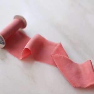 Fita de seda de quartzo rosa | 2" de largura | feita à mão e tingida à mão em um carretel para guirlandas, laços, varinhas, convites, casamentos + estilo flat lay