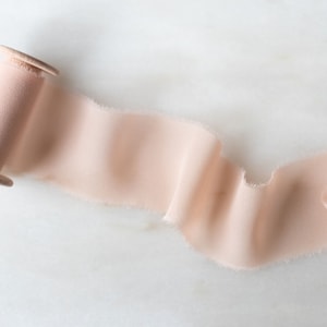 Toinette, fita de chiffon de seda blush, 2" de largura | feito à mão + tingido à mão para flores de casamento, artesanato, grinaldas, cintos e kits de estilo flat lay