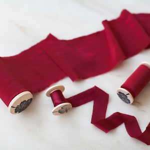 Cranberry, fita de seda vermelha | 4" de largura | fita tingida à mão para flores, guirlandas, laços, buquês de noiva, presentes e estilo plano.