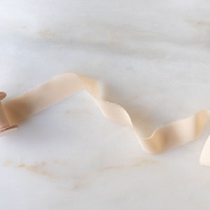 Fita de chiffon de seda marfim, 1" de largura | fita feita à mão + tingida à mão para guirlandas, flores, laços, presentes, buquês de casamento + estilo flat lay