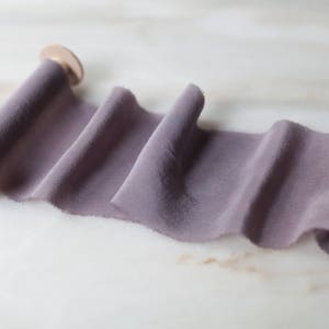 Fita de seda lilás mesclada | 10 cm de largura | feita à mão + tingida à mão para flores de casamento, convites, varinhas, artesanato, guirlandas + kits de estilo flat lay