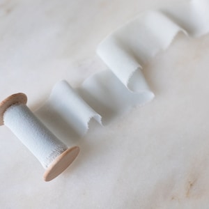 Cielo | Fita de chiffon de seda azul | Feito à mão + tingido à mão, 2" de largura | tingido naturalmente para buquê de noiva, convites, casamento ecológico, kit de estilo