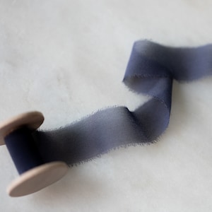 Ruban mousseline de soie bleu marine fait main | Saudade | 2,5 cm de large | teint à la main sur une bobine pour les mariages, les invitations, les couronnes + style à plat