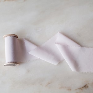 Rosa Seidenband, 4cm breit | handgefädelt + handgefärbt - für Brautsträuße, Kränze, Bastelarbeiten, Hochzeiten, Bastelarbeiten, Bastelarbeiten