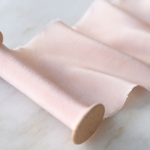 Cinta de seda rosa ruborizada teñida a mano / Toinette / 4" de ancho / hecha a mano y teñida con flores para bodas, manualidades, coronas, varitas, lei y peinado