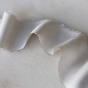 Fita de seda de bambu cinza-nuvem | 2" de largura | feita à mão e tingida à mão, vegana, para buquês de noiva, convites, tingida naturalmente, casamento, estilo.