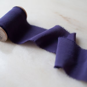 Fita de seda roxa, cor pervinca, 2" de largura | feita à mão e tingida para flores de casamento, guirlandas, colares, varinhas, convites, artesanato e estilo flat lays