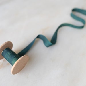 Wildwood, fita de seda verde, 1,27 cm de largura | feita à mão + tingida à mão para flores de casamento, convites, varinhas, colares, artesanato, guirlandas + estilo flat lay