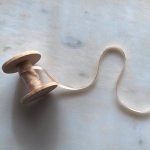 Novo! Fita de seda rosa estreita de 1/8" | para artesanato, convites de casamento, detalhes florais e estilo flat lay