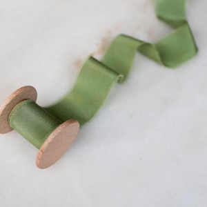 Handgefärbtes Seidenband | handgefertigt und pflanzlich gefärbt | Moosgrün | für Hochzeiten, Geschenke und Fotografie Details