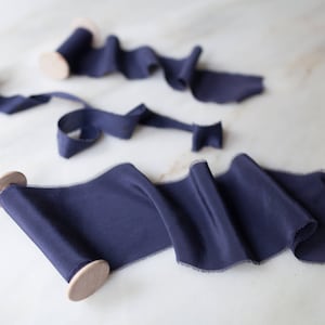 Saudade, fita de seda azul marinho, 4" de largura | feita à mão + tingida à mão para flores de casamento, varinhas, colares, artesanato, grinaldas, saias e estilo flat lay