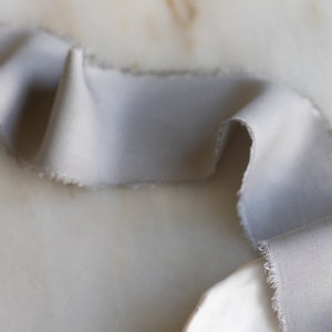 Fita de seda de bambu cinza tempestade, 2" de largura | feita à mão, tingida à mão, vegana, para buquês de noiva, convites, tingida naturalmente, casamento ecológico + estilo