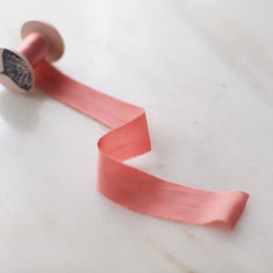 Fita de seda rosa de quartzo rosa, 1" de largura, feita à mão + tingida à mão para flores de casamento, varinhas, colares, artesanato, convites, guirlandas, laços e flat lays