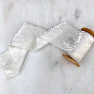 Fita de seda de veludo | Branco | feito à mão em um carretel de madeira para casamentos, artesanato + detalhes de fotografia