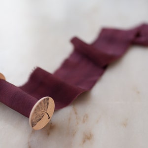 Merlot, nastro di seta rosso scuro, 2" di larghezza / fatto a mano + tinto a mano per fiori da matrimonio, bacchette, lei, ghirlande, artigianato e stile flat lay