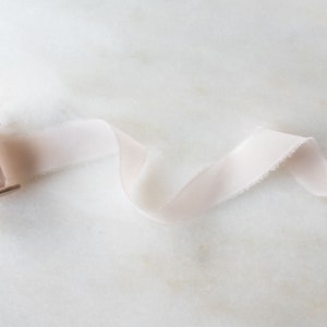 Fita de chiffon de seda rosa claro, 1" de largura | feita à mão + tingida à mão para buquê de noiva, convites, casamentos, fotografia, estilo flat lay
