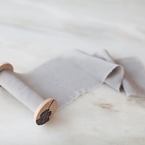 Storm, Seidenband, 10cm breit | handgemacht + handgefärbt für Blumen, Kränze, Einladungen, Hochzeit, Fotografie + Flat Lay Styling