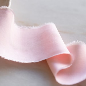 Fita de seda de bambu rosa claro, 2" de largura | feita à mão, tingida à mão, vegana, para flores de casamento, varinhas, colares, guirlandas, artesanato e estilo flat lay