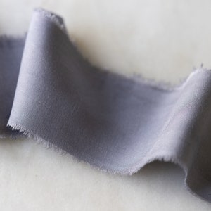 Fita de seda de bambu cinza ardósia, 2" de largura | feita à mão, tingida à mão, vegana, para flores de casamento, varinhas, colares havaianos, guirlandas, artesanato e estilo flat lay