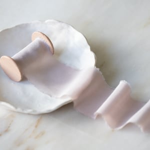Fita de seda Dusty Rose, 2" de largura | feita à mão, tingida à mão para buquês de noiva, convites de casamento, estilo de fotografia e flat lays