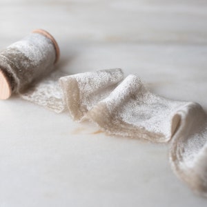 Fita de seda de veludo, cinza nuvem, 2" de largura | feito à mão, tingido à mão, ecológico, para buquês de casamento, convites, fotografia e estilo