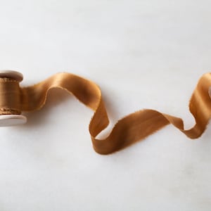 Fita de seda tingida à mão | Conhaque | 1" de largura | feita à mão + tingida naturalmente para casamentos, varinhas, artesanato + estilo flat lay.