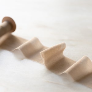 Fita de chiffon cinza-claro, 5 cm de largura | feita à mão, tingida à mão, para buquês de casamento, convites, guirlandas, artesanato e kits de estilo flat lay