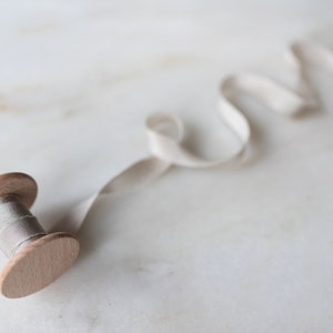 Nuvem, fita de seda cinza, 1,3 cm de largura | feita à mão + tingida à mão para flores de casamento, varinhas, colares, convites, artesanatos + estilo flat lay