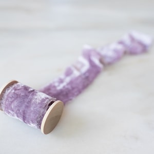 Fita de seda de veludo, lilás, 2" de largura | feito à mão, tingido à mão, ecológico, para buquês de noiva, convites de casamento, fotografia e estilo