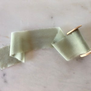 Fita de chiffon de seda azul-esverdeada, vidro marinho | feita à mão + tingida à mão e em um carretel para presentear, casamentos + estilo flat lay