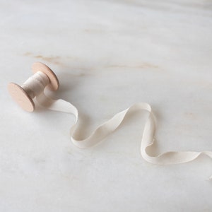 Ruban étroit en soie crème champagne, fait main + teint à la main aux États-Unis, pour mariages, faire-part, photographie + mise en plis à plat