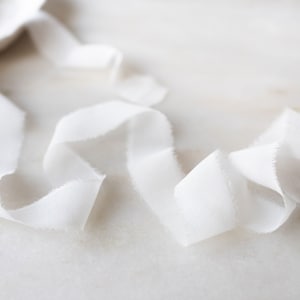 Weißes Seiden-Chiffon-Band, 1" breit | handgemacht, Meterware, auf Spule für Brautstrauß, Einladungen, Hochzeitsgeschenk, Fotografie + Styling