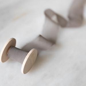 Fita de chiffon de seda Mink Taupe, 1" de largura | feito à mão + tingido à mão para casamentos, buquês de noiva, grinaldas e estilo