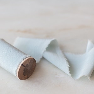 Seidenband blau, 5cm breit, handgefärbt | Handarbeit, Öko Hochzeit, Einladungen, pflanzengefärbt, Gastgeschenke, Fotografie, Styling