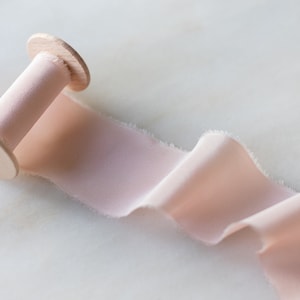 Toinette, fita de seda rosa blush | 2" de largura | feita à mão + tingida à mão, para flores de casamento, guirlandas, artesanato, convites + estilo flat lay.