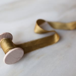 Olijfgroen handgeverfd zijden lint 1" breed | handgemaakt + handgeverfde bruidsbloemen, knutselen, kransen, riemen en fotografie-stylingkits