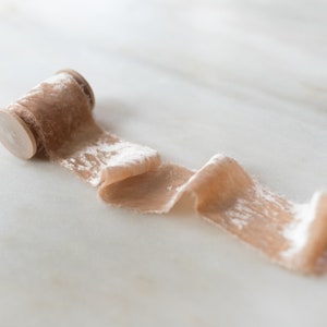 Samt-Seidenband | Toinette, handgefärbt, 5 cm breit | auf Holzspule; blush, handgemacht, Brautstrauß, pflanzlich gefärbt, Hochzeit, Styling