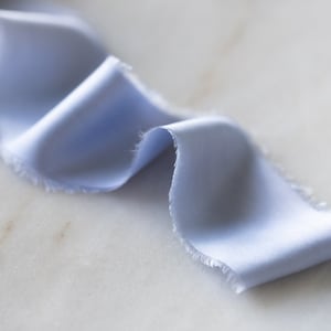 Fita de bambu azul Cielo, 2" de largura | feita à mão, tingida à mão, vegana, para flores de casamento, varinhas, colares havaianos, guirlandas, artesanato e estilo flat lay