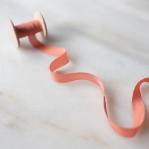 Cinta de seda teñida a mano / Hecha a mano y teñida naturalmente / Coral / Cinta de seda estrecha para bodas y manualidades