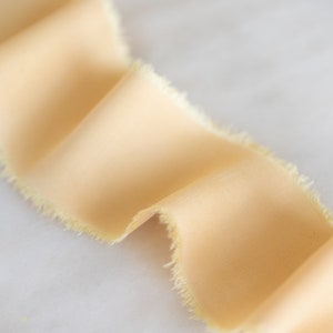 Fita de seda de bambu com mel, 2" de largura | feita à mão, tingida à mão, vegana, para buquês de noiva, convites, tingida naturalmente, casamento ecológico + estilo