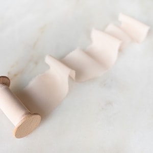 Hand gefärbt Seide Chiffon Band | Handmade naturgefärbt für Hochzeiten, Handwerk + Fotografie Details | Blassrosa