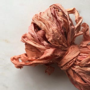 Neue Farben! Upcycled Sari Seidenband | Handgefärbt mit Blumen und Pflanzen Recycelt | Fair gehandelt