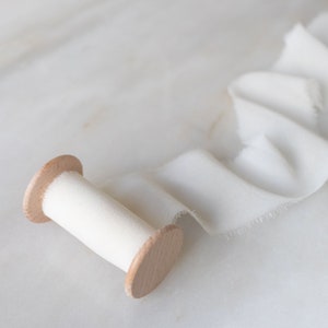 Fita de chiffon de seda branca, 2" de largura | feita à mão em um carretel para convites, flores de casamento, varinhas, lei, coroas, artesanato + estilo flat lay