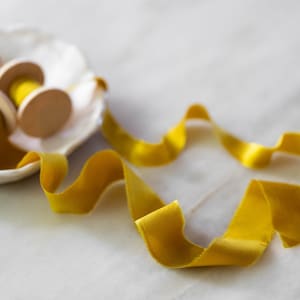 Nastro in charmeuse di seta tinto a mano / giallo calendula / fatto a mano con coloranti botanici naturali, su una bobina di legno