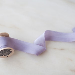 Cinta de seda teñida a mano / Hecha a mano + teñida naturalmente / Lila / 1" de ancho / Para bodas + manualidades