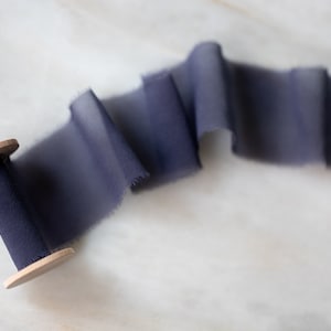 Fita de chiffon de seda tingida à mão | Saudade azul marinho | feito à mão + tingido naturalmente para casamentos, artesanato + estilo flat lay