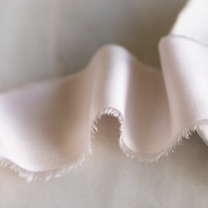 Fita de seda de bambu em tom blush claro, 5 cm de largura | feita à mão, tingida à mão, vegana, para flores de casamento, guirlandas, colares, varinhas, cintos, saias + estilo